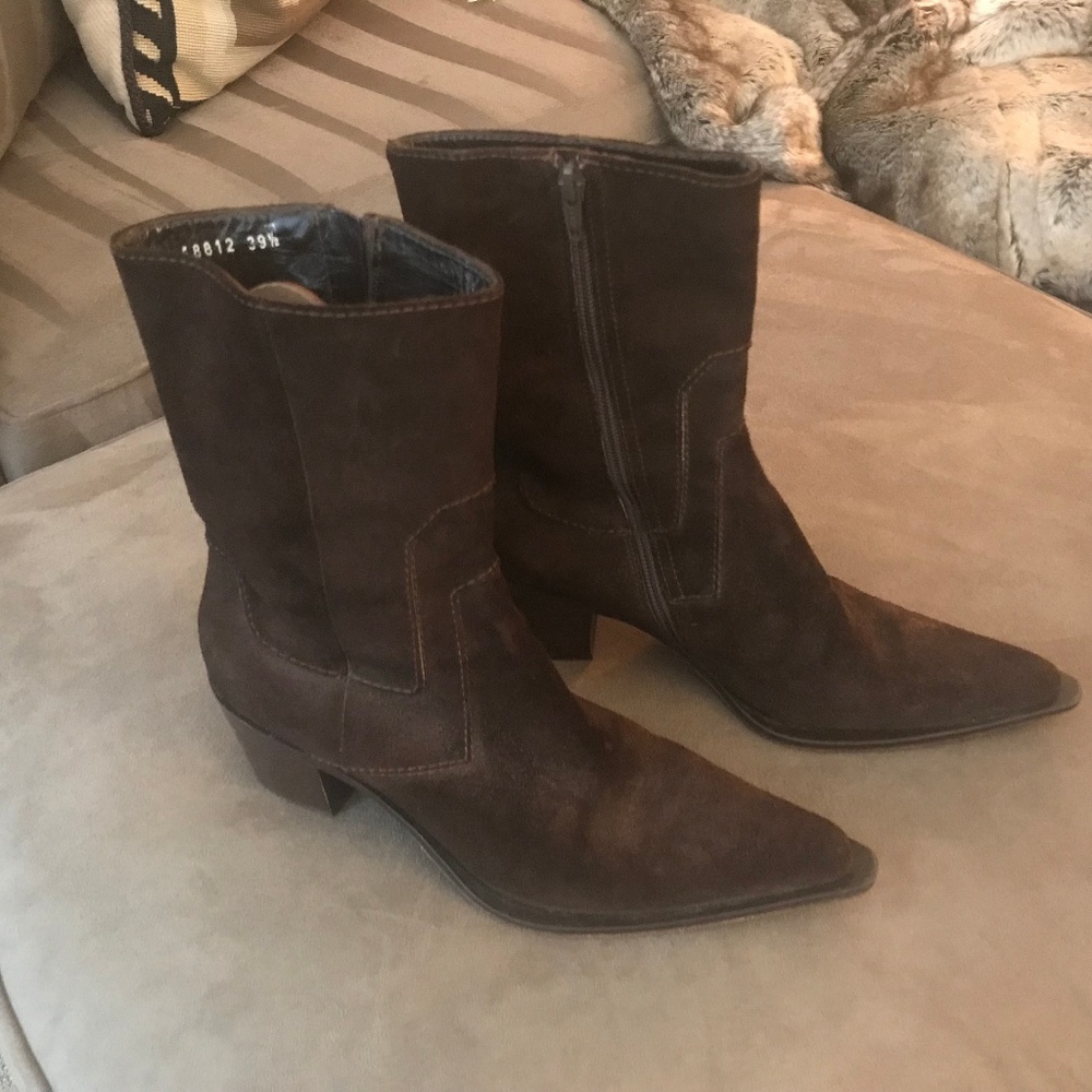 BARNEYS - Size 8.5 Brn Suede boot